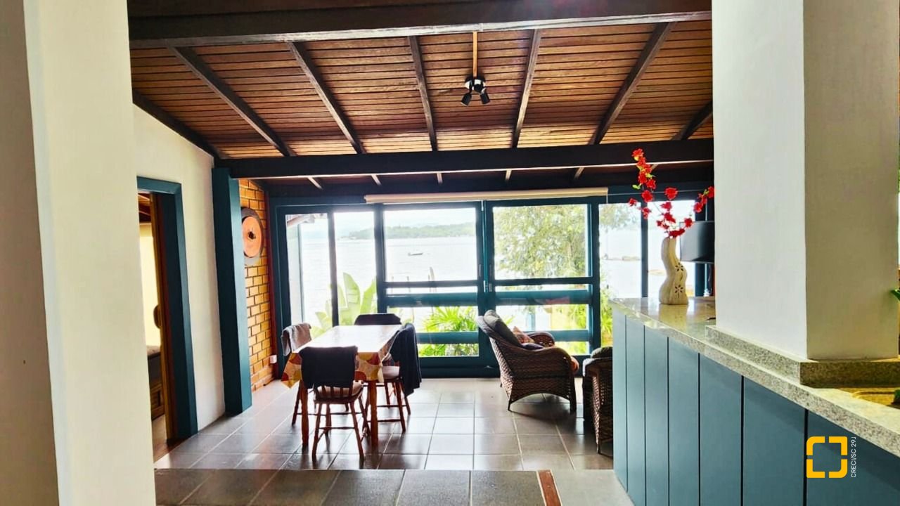 Casa com 180m², 6 quartos (sendo 1 suíte), 2 garagens, no bairro Ribeirão da Ilha em Florianópolis