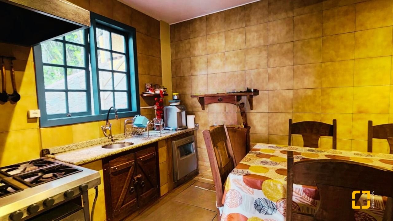 Casa com 180m², 6 quartos (sendo 1 suíte), 2 garagens, no bairro Ribeirão da Ilha em Florianópolis