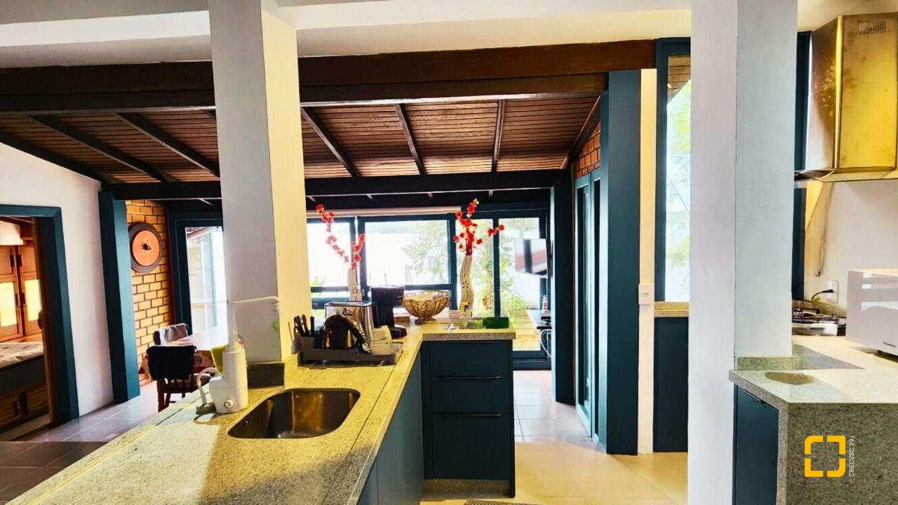 Casa com 180m², 6 quartos (sendo 1 suíte), 2 garagens, no bairro Ribeirão da Ilha em Florianópolis