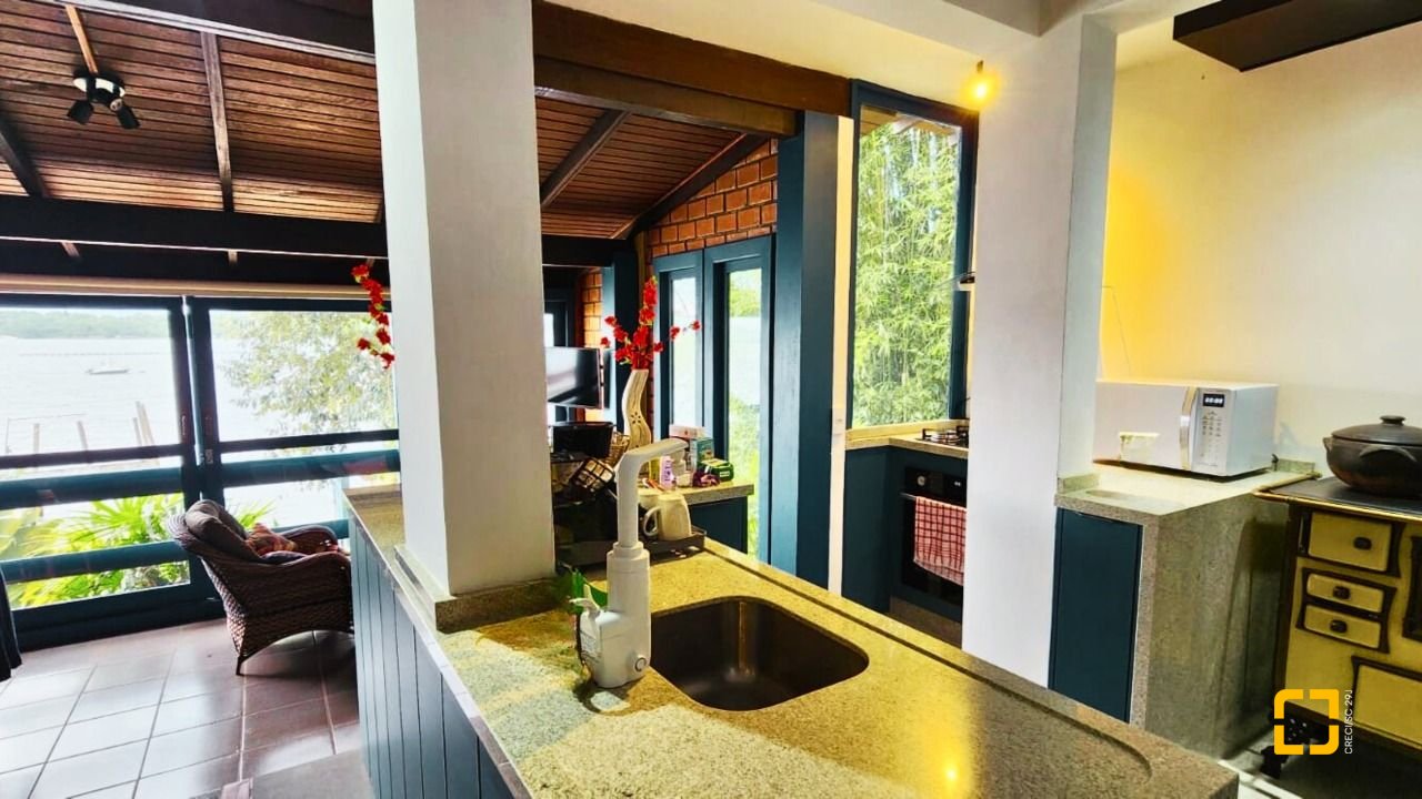 Casa com 180m², 6 quartos (sendo 1 suíte), 2 garagens, no bairro Ribeirão da Ilha em Florianópolis