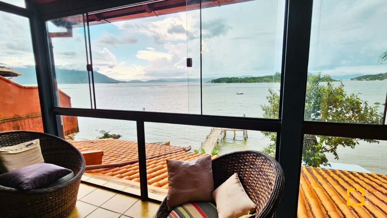 Casa com 180m², 6 quartos (sendo 1 suíte), 2 garagens, no bairro Ribeirão da Ilha em Florianópolis