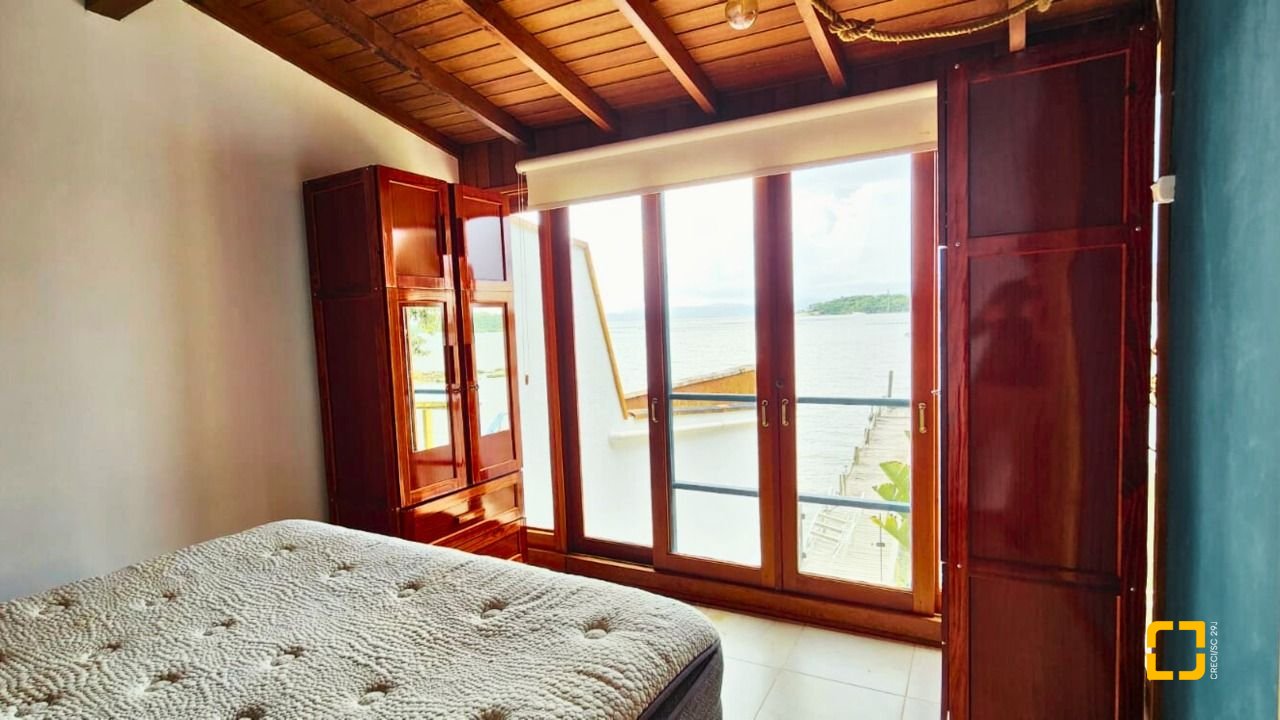 Casa com 180m², 6 quartos (sendo 1 suíte), 2 garagens, no bairro Ribeirão da Ilha em Florianópolis