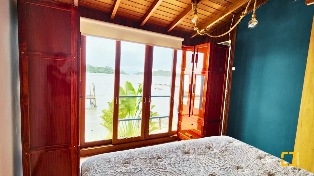 Casa com 180m², 6 quartos (sendo 1 suíte), 2 garagens, no bairro Ribeirão da Ilha em Florianópolis