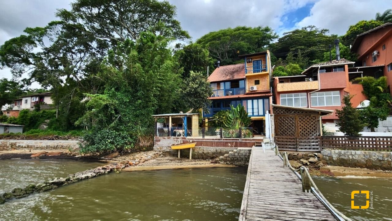 Casa com 180m², 6 quartos (sendo 1 suíte), 2 garagens, no bairro Ribeirão da Ilha em Florianópolis