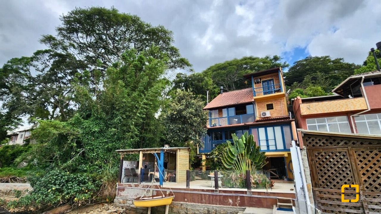 Casa com 180m², 6 quartos (sendo 1 suíte), 2 garagens, no bairro Ribeirão da Ilha em Florianópolis