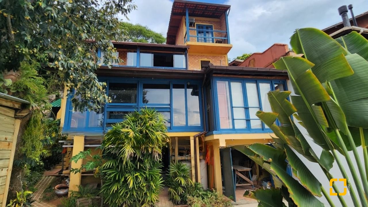 Casa com 180m², 6 quartos (sendo 1 suíte), 2 garagens, no bairro Ribeirão da Ilha em Florianópolis