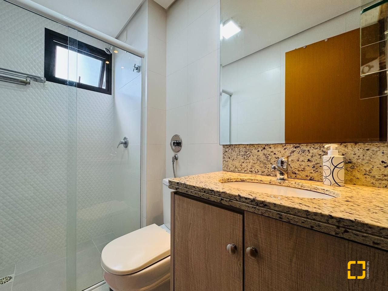 Apartamento com 83m², 4 quartos (sendo 1 suíte), 2 garagens, no bairro Beiramar em Florianópolis