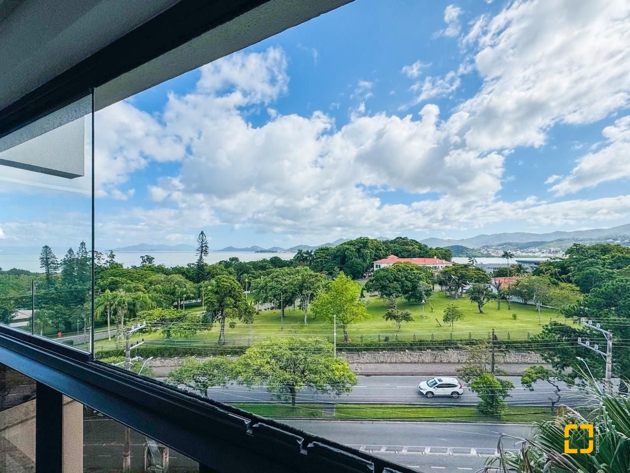 Apartamento com 83m², 4 quartos (sendo 1 suíte), 2 garagens, no bairro Beiramar em Florianópolis