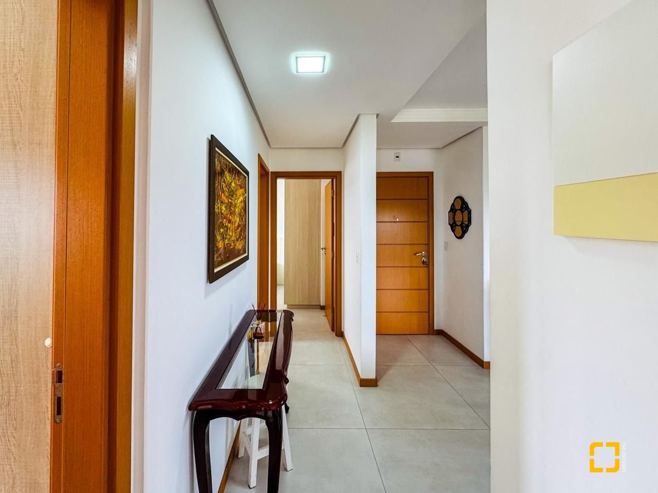 Apartamento com 83m², 4 quartos (sendo 1 suíte), 2 garagens, no bairro Beiramar em Florianópolis