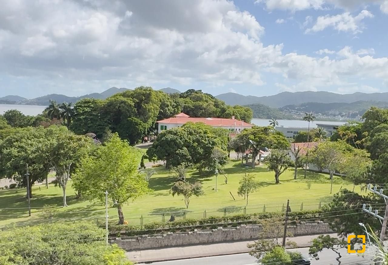 Apartamento com 83m², 4 quartos (sendo 1 suíte), 2 garagens, no bairro Beiramar em Florianópolis
