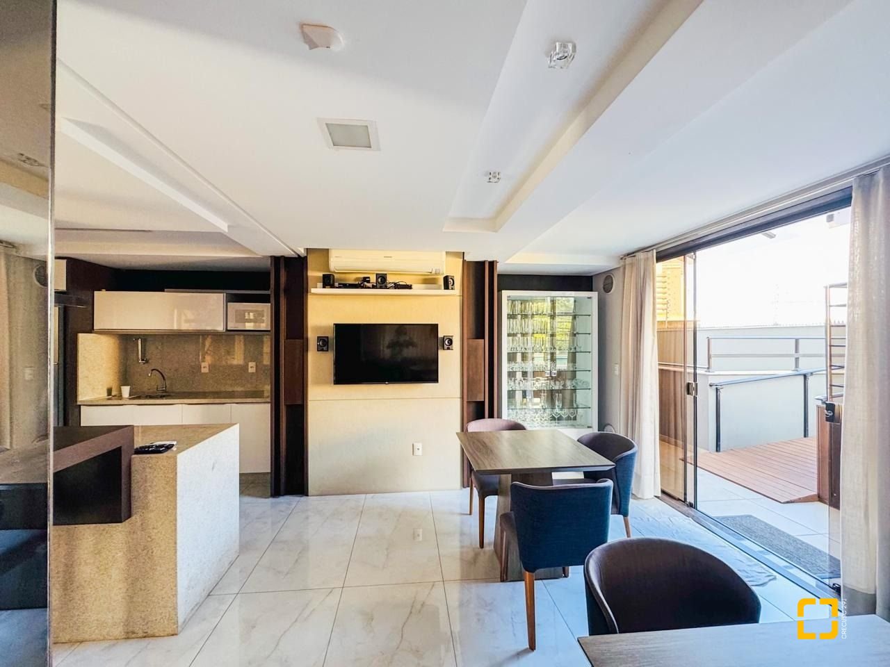 Apartamento com 83m², 4 quartos (sendo 1 suíte), 2 garagens, no bairro Beiramar em Florianópolis