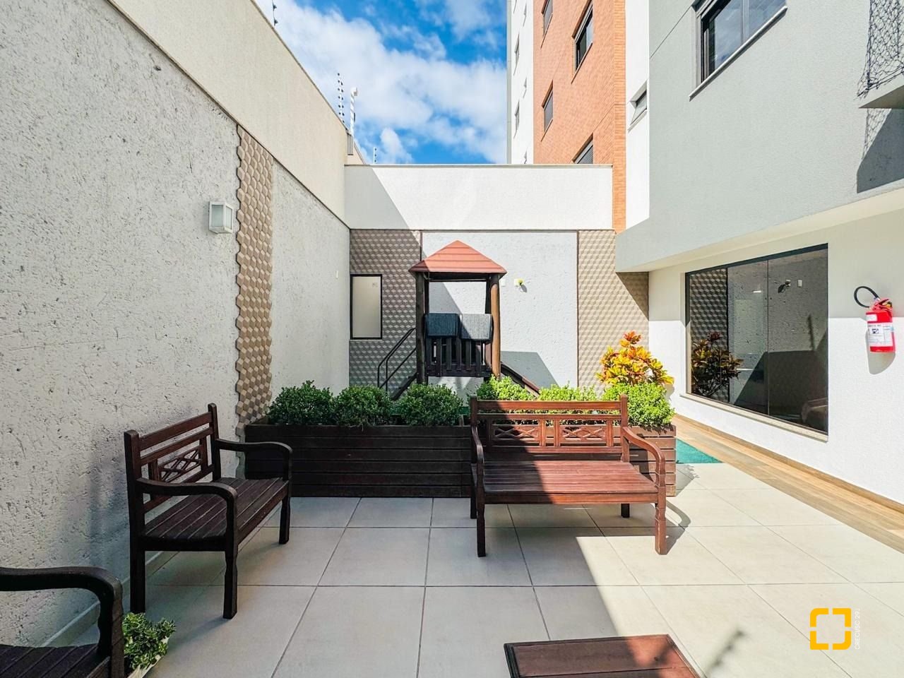 Apartamento com 83m², 4 quartos (sendo 1 suíte), 2 garagens, no bairro Beiramar em Florianópolis