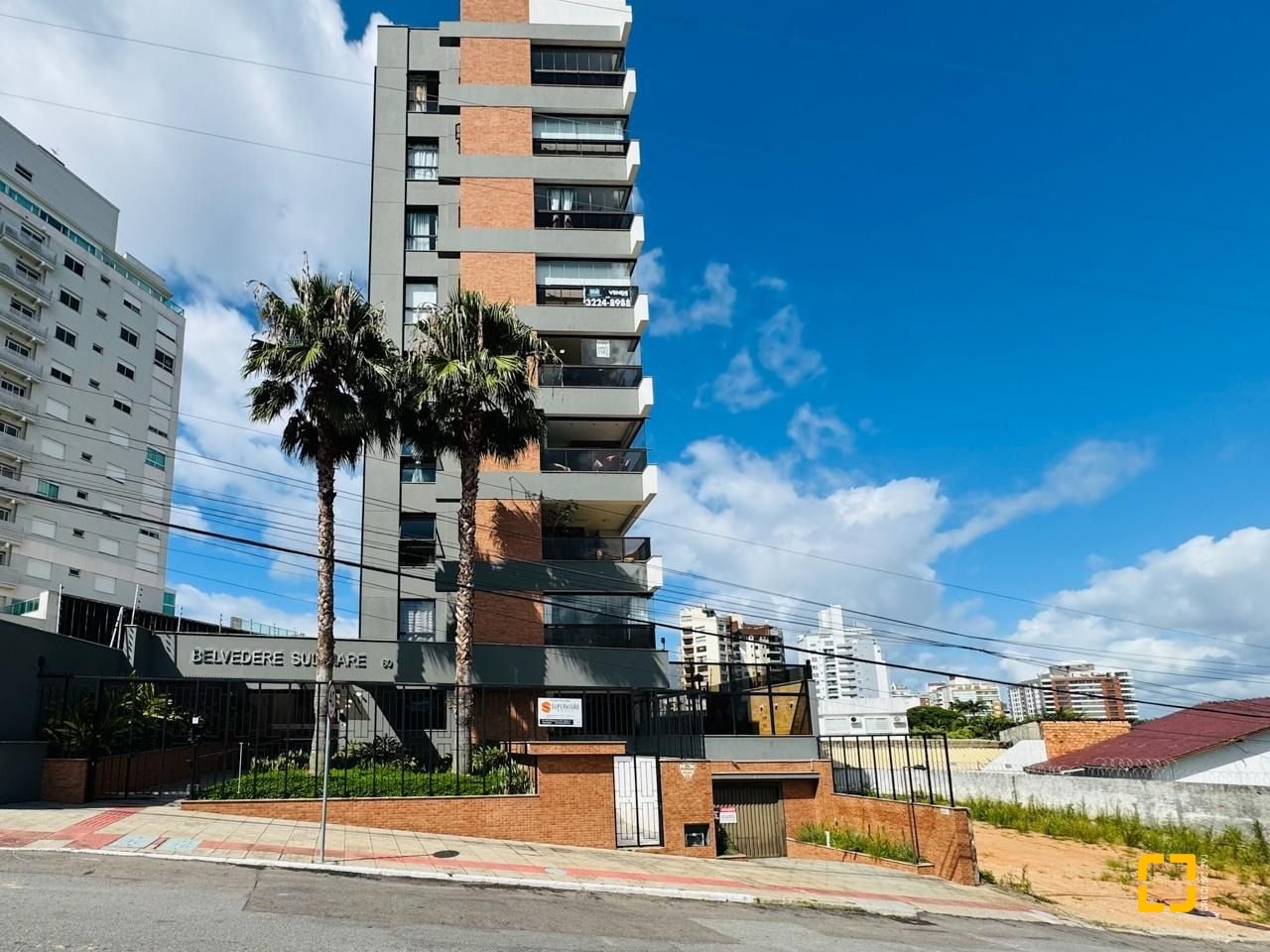 Apartamento com 83m², 4 quartos (sendo 1 suíte), 2 garagens, no bairro Beiramar em Florianópolis