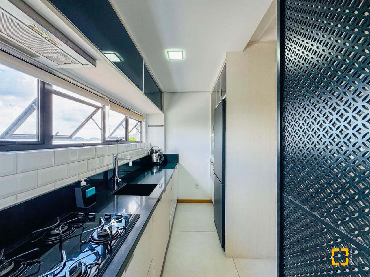 Apartamento com 83m², 4 quartos (sendo 1 suíte), 2 garagens, no bairro Beiramar em Florianópolis
