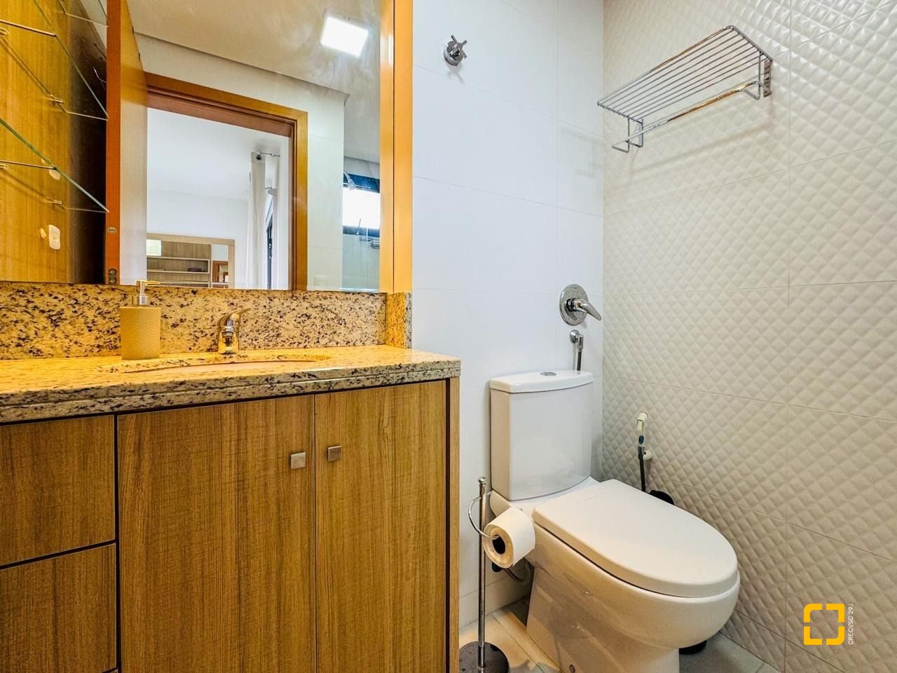 Apartamento com 83m², 4 quartos (sendo 1 suíte), 2 garagens, no bairro Beiramar em Florianópolis
