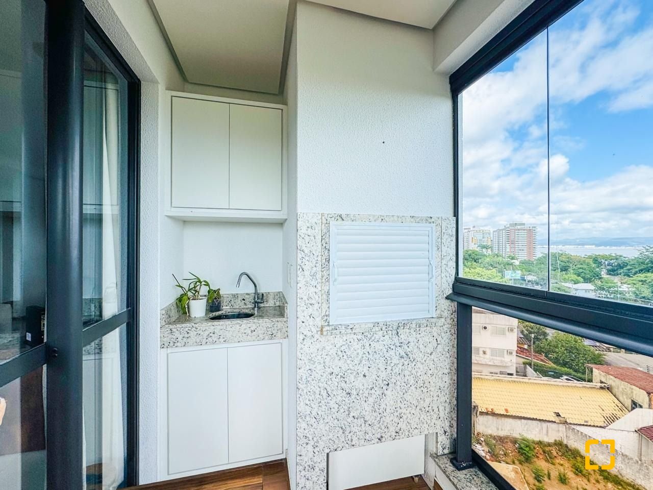 Apartamento com 83m², 4 quartos (sendo 1 suíte), 2 garagens, no bairro Beiramar em Florianópolis