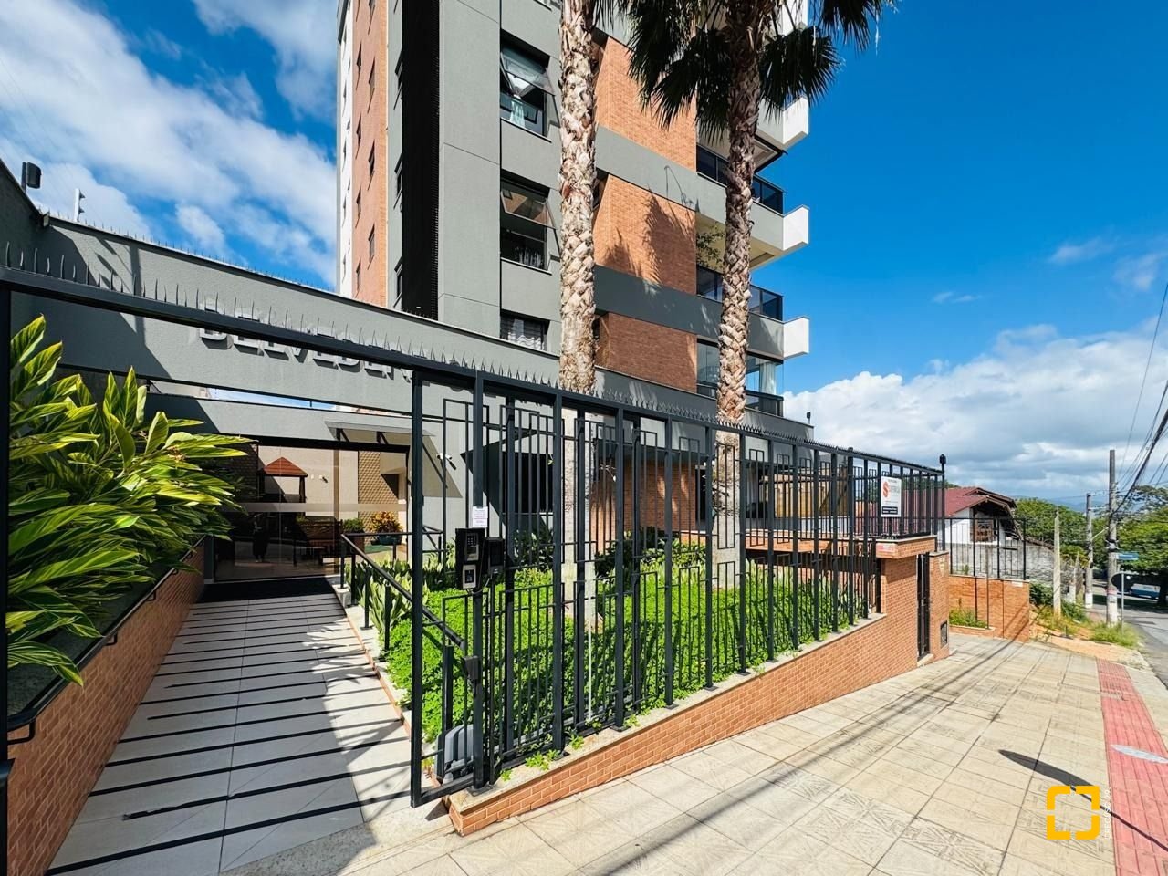Apartamento com 83m², 4 quartos (sendo 1 suíte), 2 garagens, no bairro Beiramar em Florianópolis