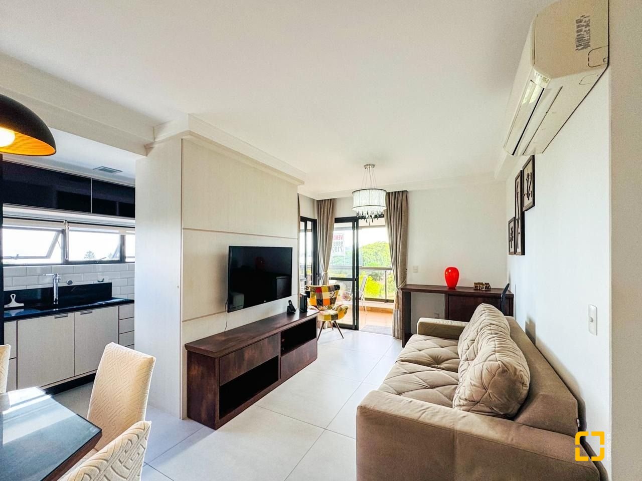 Apartamento com 83m², 4 quartos (sendo 1 suíte), 2 garagens, no bairro Beiramar em Florianópolis