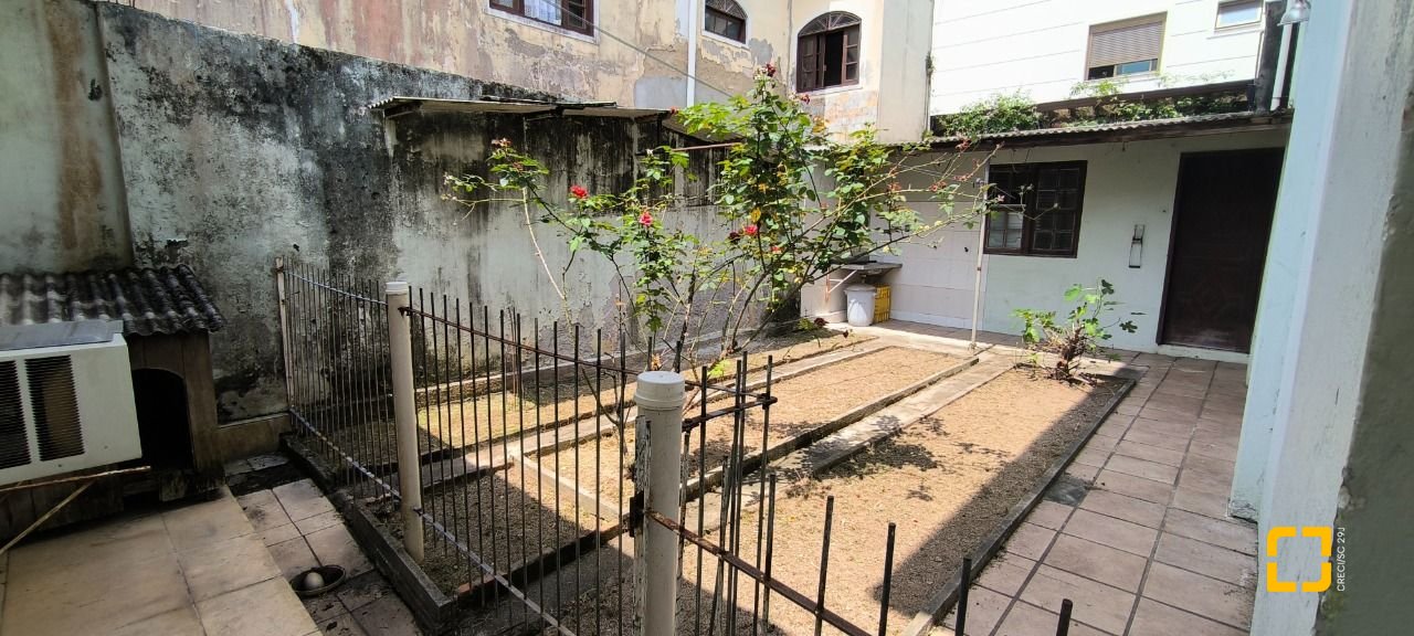 Casa com 271m², 6 quartos (sendo 1 suíte), 5 garagens, no bairro Balneário em Florianópolis