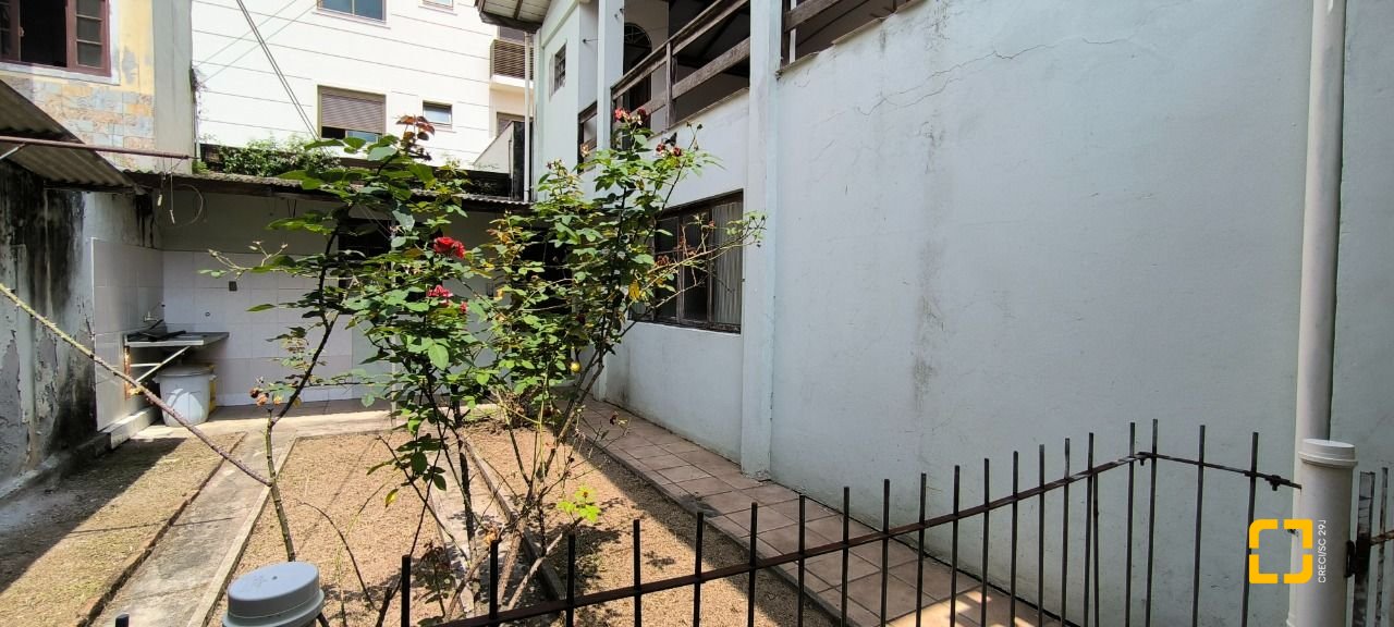 Casa com 271m², 6 quartos (sendo 1 suíte), 5 garagens, no bairro Balneário em Florianópolis