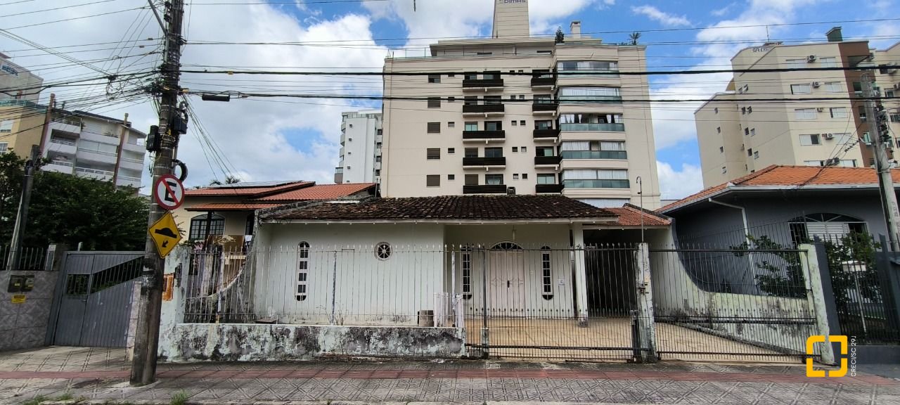 Casa com 271m², 6 quartos (sendo 1 suíte), 5 garagens, no bairro Balneário em Florianópolis