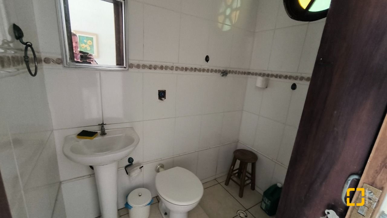 Casa com 271m², 6 quartos (sendo 1 suíte), 5 garagens, no bairro Balneário em Florianópolis
