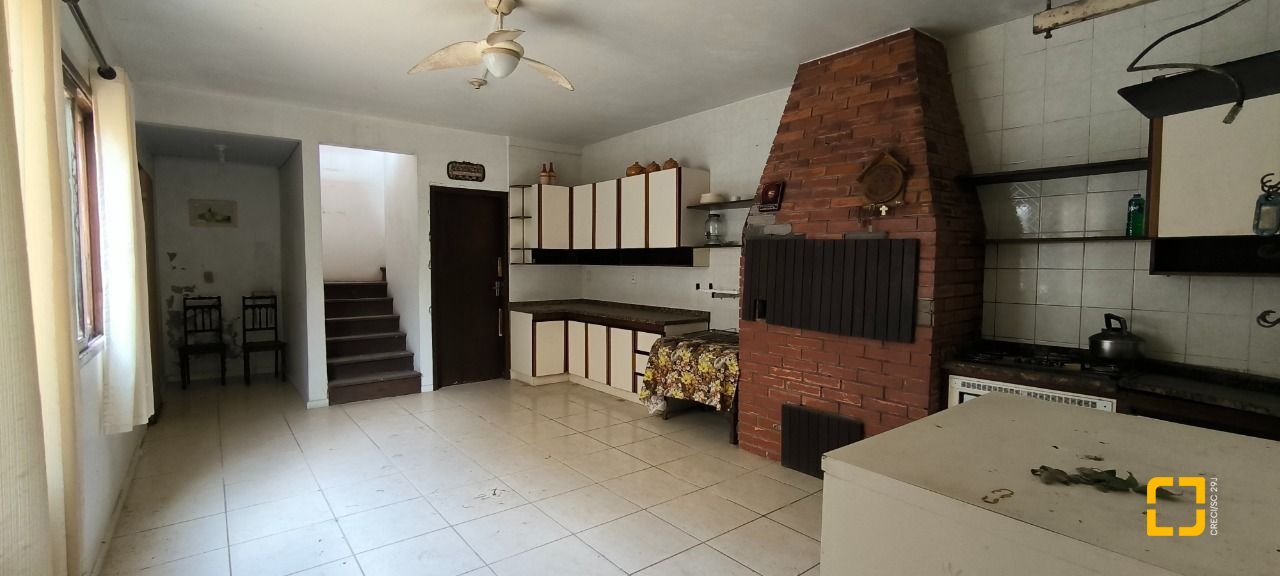 Casa com 271m², 6 quartos (sendo 1 suíte), 5 garagens, no bairro Balneário em Florianópolis