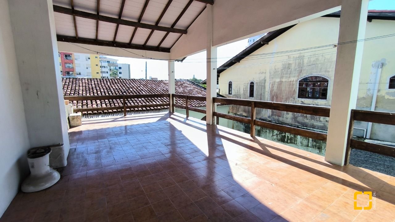 Casa com 271m², 6 quartos (sendo 1 suíte), 5 garagens, no bairro Balneário em Florianópolis