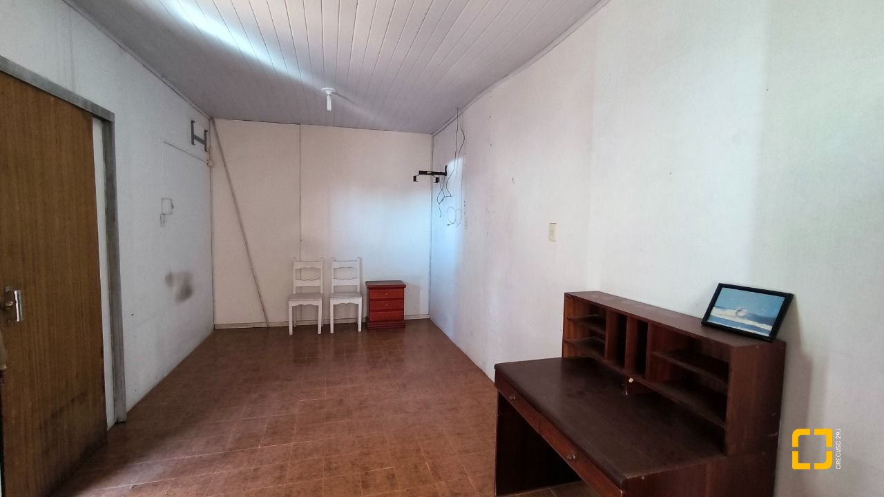 Casa com 271m², 6 quartos (sendo 1 suíte), 5 garagens, no bairro Balneário em Florianópolis