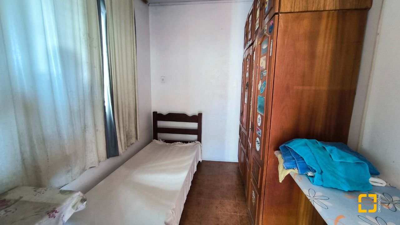 Casa com 271m², 6 quartos (sendo 1 suíte), 5 garagens, no bairro Balneário em Florianópolis