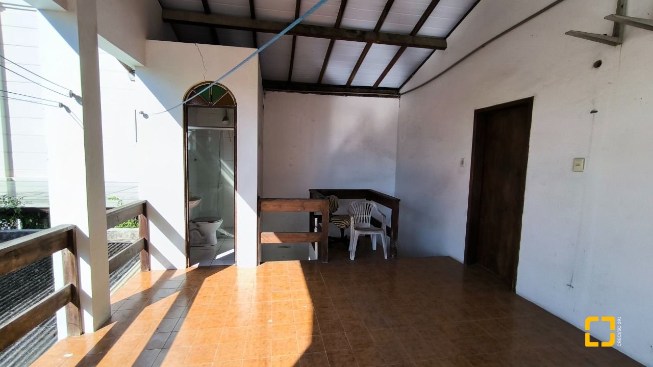 Casa com 271m², 6 quartos (sendo 1 suíte), 5 garagens, no bairro Balneário em Florianópolis