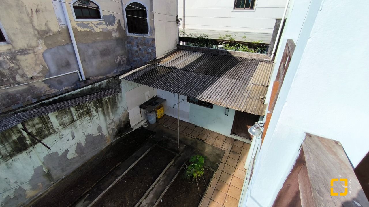 Casa com 271m², 6 quartos (sendo 1 suíte), 5 garagens, no bairro Balneário em Florianópolis
