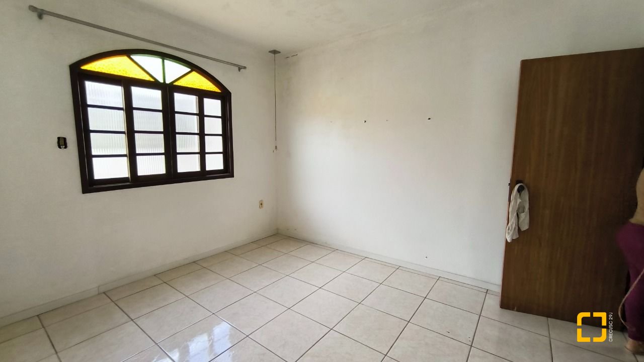 Casa com 271m², 6 quartos (sendo 1 suíte), 5 garagens, no bairro Balneário em Florianópolis