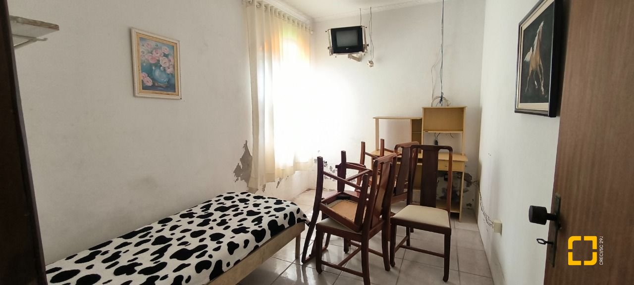 Casa com 271m², 6 quartos (sendo 1 suíte), 5 garagens, no bairro Balneário em Florianópolis