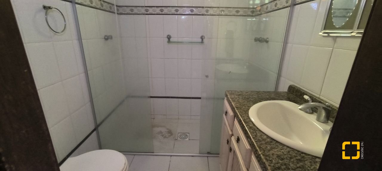 Casa com 271m², 6 quartos (sendo 1 suíte), 5 garagens, no bairro Balneário em Florianópolis