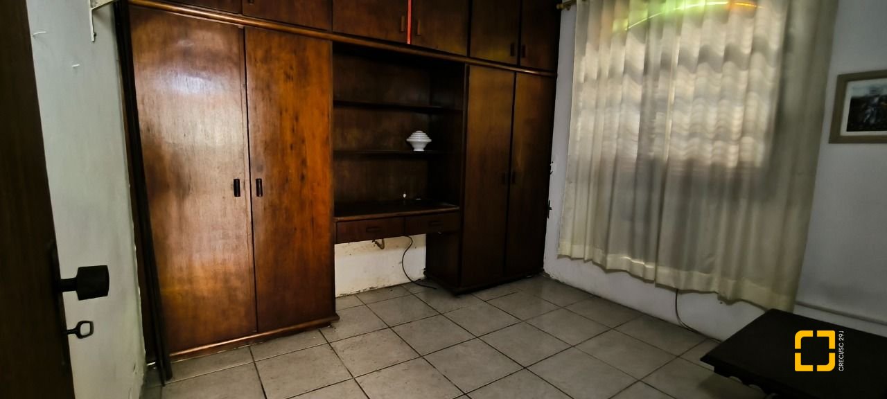 Casa com 271m², 6 quartos (sendo 1 suíte), 5 garagens, no bairro Balneário em Florianópolis