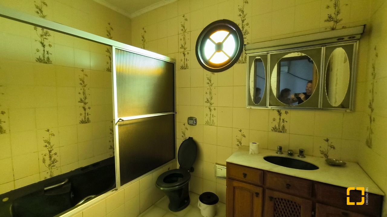 Casa com 271m², 6 quartos (sendo 1 suíte), 5 garagens, no bairro Balneário em Florianópolis