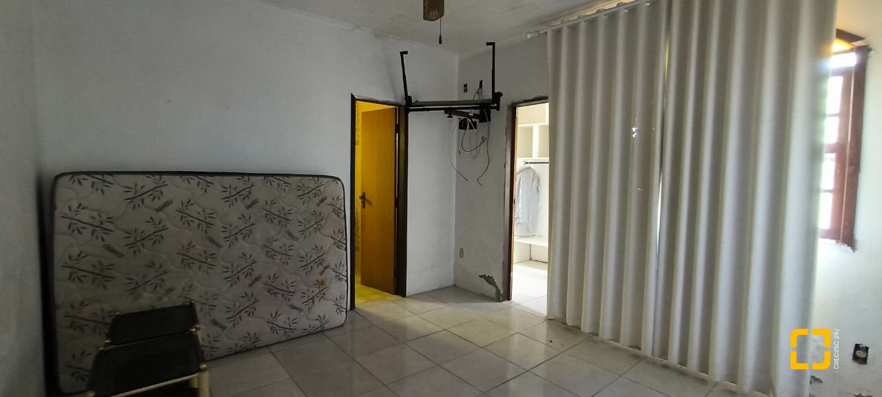 Casa com 271m², 6 quartos (sendo 1 suíte), 5 garagens, no bairro Balneário em Florianópolis