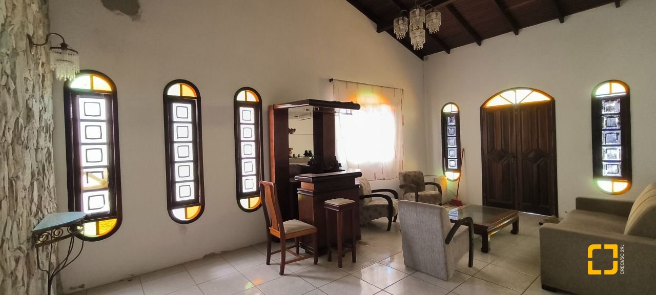 Casa com 271m², 6 quartos (sendo 1 suíte), 5 garagens, no bairro Balneário em Florianópolis