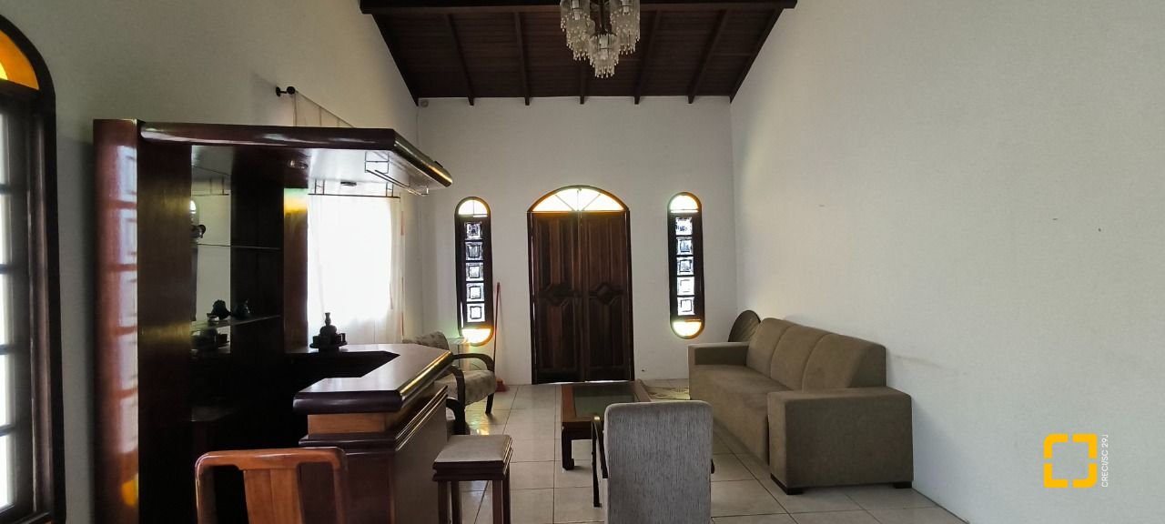 Casa com 271m², 6 quartos (sendo 1 suíte), 5 garagens, no bairro Balneário em Florianópolis