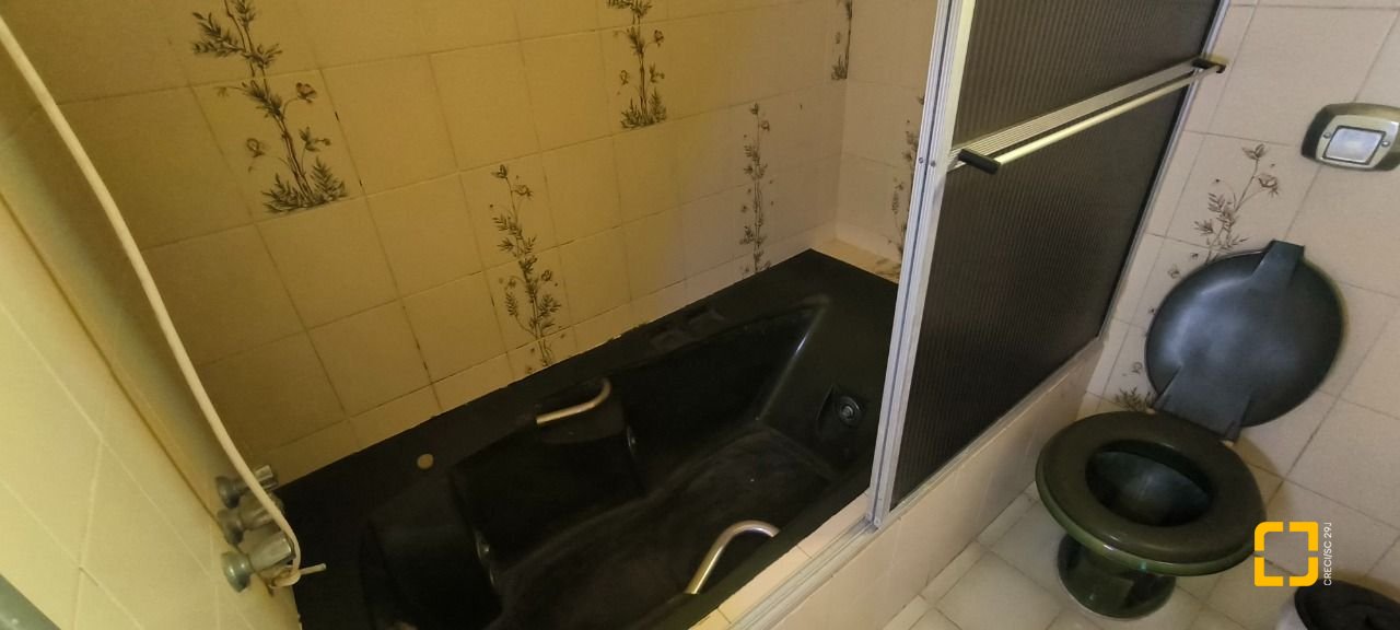 Casa com 271m², 6 quartos (sendo 1 suíte), 5 garagens, no bairro Balneário em Florianópolis
