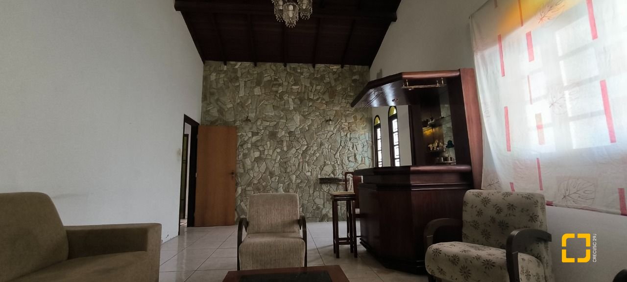 Casa com 271m², 6 quartos (sendo 1 suíte), 5 garagens, no bairro Balneário em Florianópolis