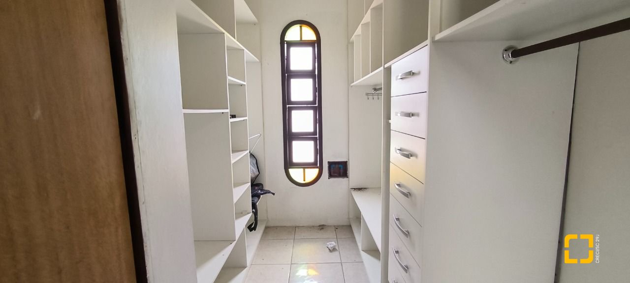 Casa com 271m², 6 quartos (sendo 1 suíte), 5 garagens, no bairro Balneário em Florianópolis