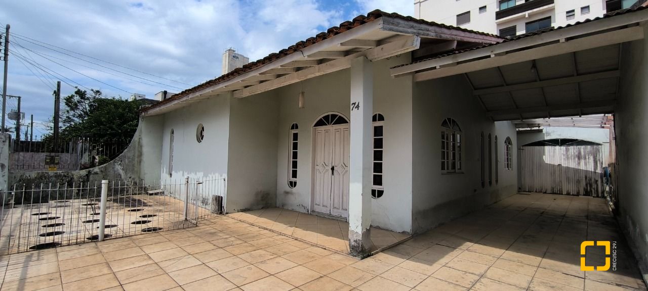 Casa com 271m², 6 quartos (sendo 1 suíte), 5 garagens, no bairro Balneário em Florianópolis