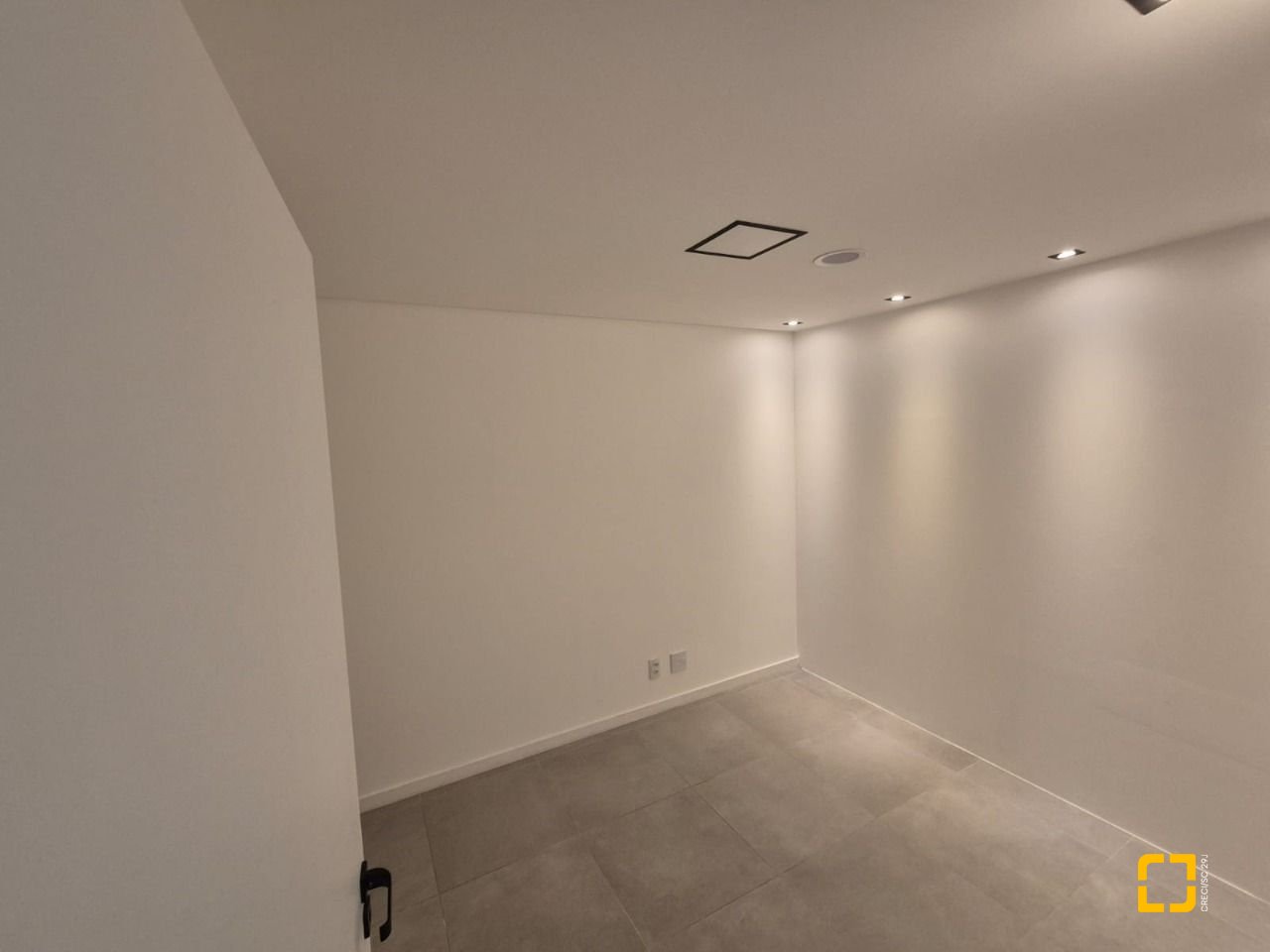 Sala com 41m², 1 garagem, no bairro Balneário em Florianópolis