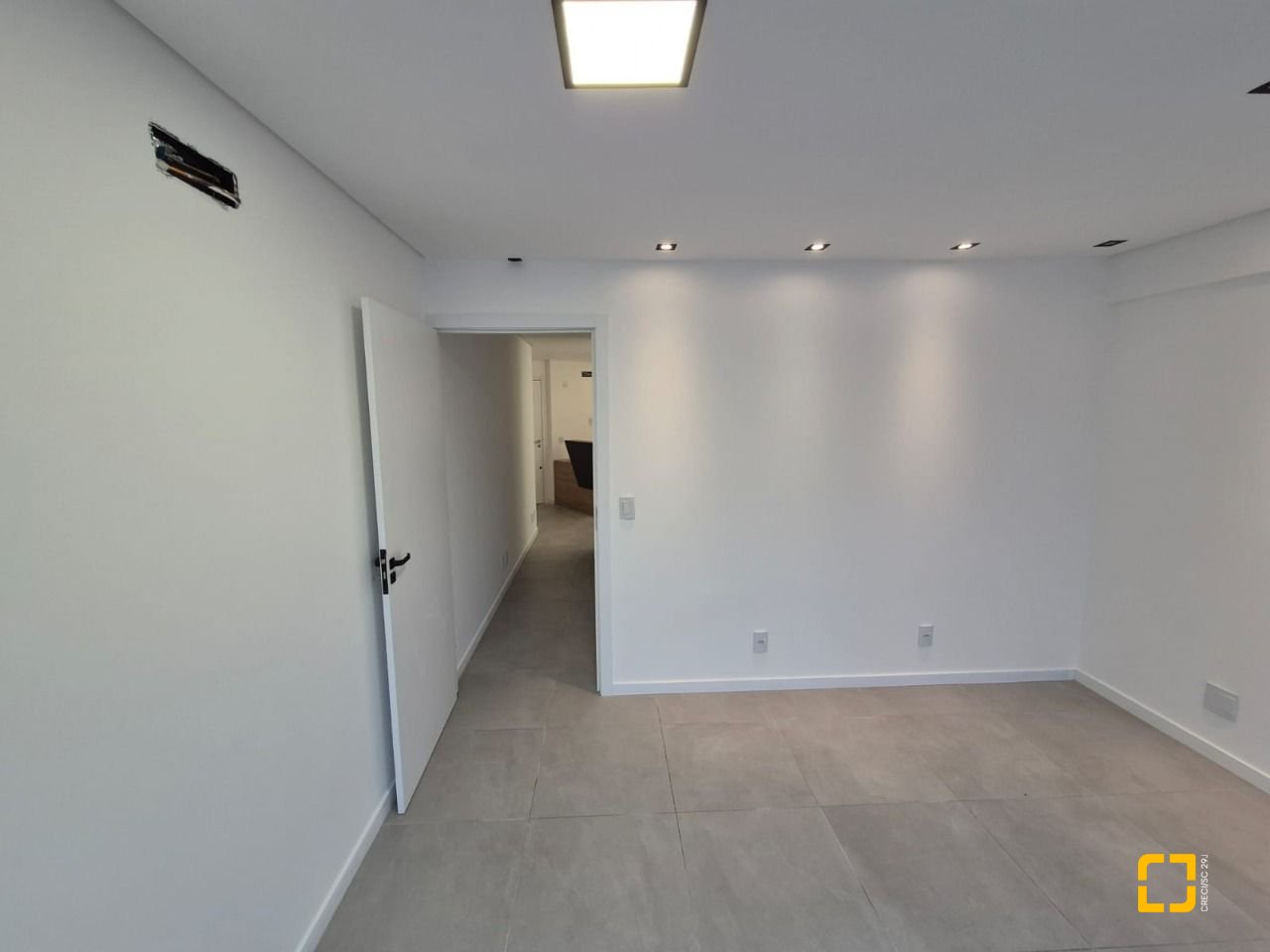Sala com 41m², 1 garagem, no bairro Balneário em Florianópolis