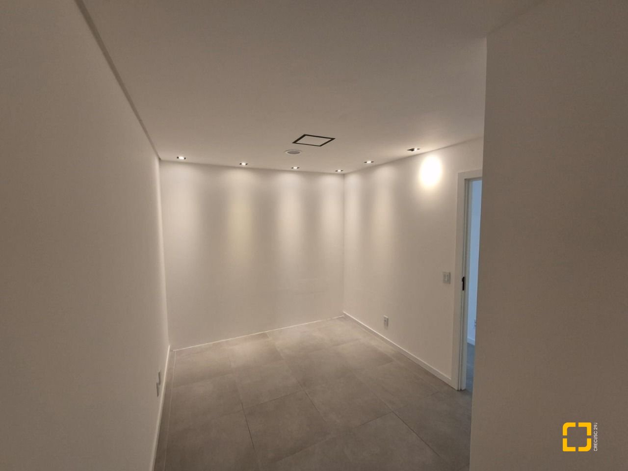 Sala com 41m², 1 garagem, no bairro Balneário em Florianópolis