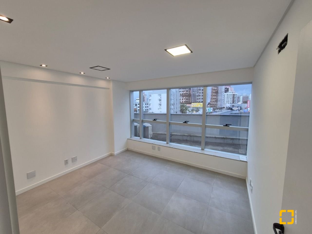 Sala com 41m², 1 garagem, no bairro Balneário em Florianópolis