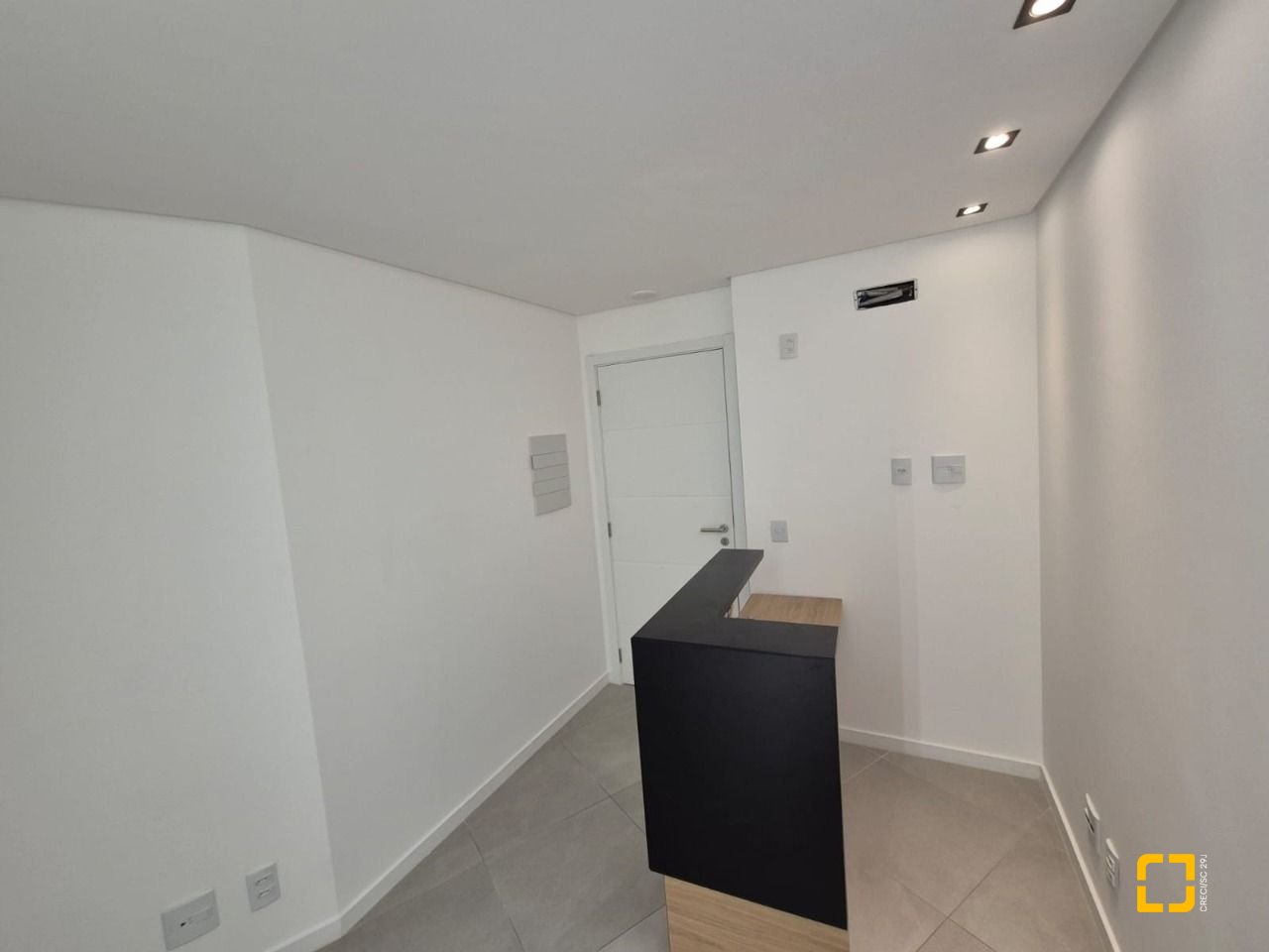 Sala com 41m², 1 garagem, no bairro Balneário em Florianópolis