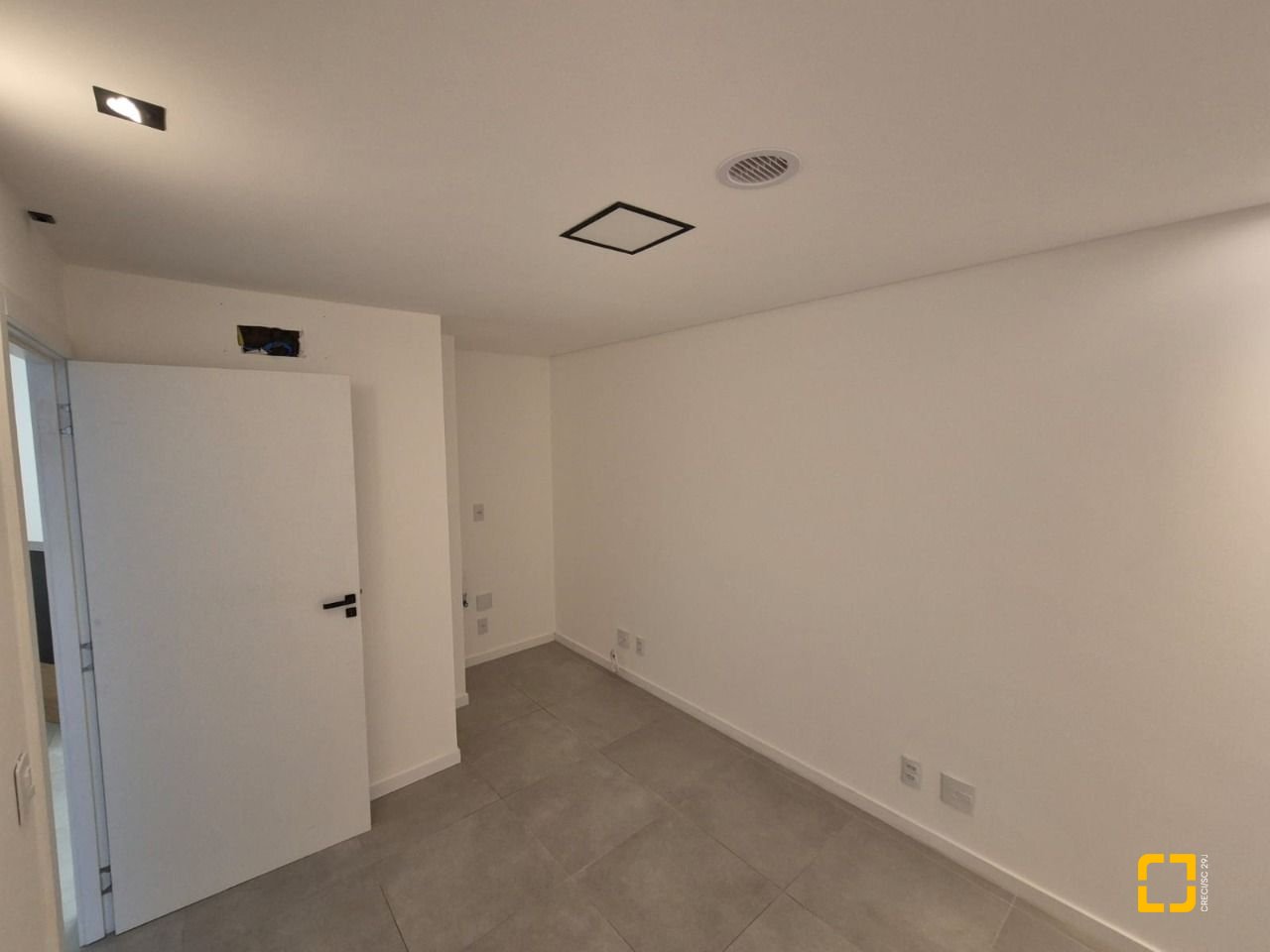 Sala com 41m², 1 garagem, no bairro Balneário em Florianópolis